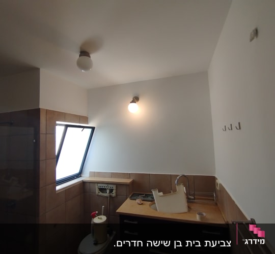 קיר לבן עם סימני תיקון לצביעה